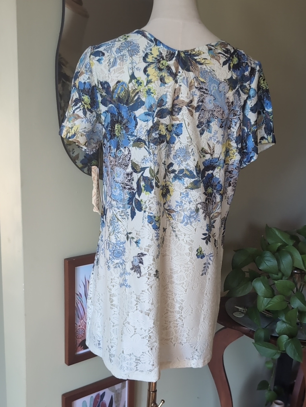 One World Women's Size Medium Lace Overlay Floral Top - Picture 6 of 14